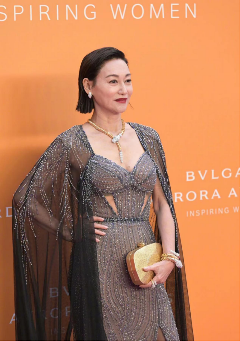 老年女明星的自信之旅，岁月中的璀璨之星与励志之旅