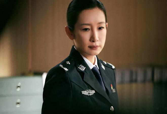 警察女演员与小巷深处的神秘小店故事