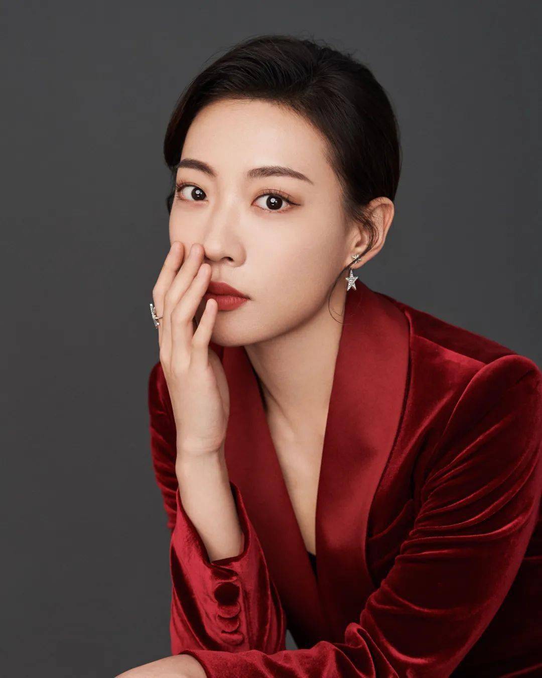 眉虹演员,舞台之上的璀璨之星