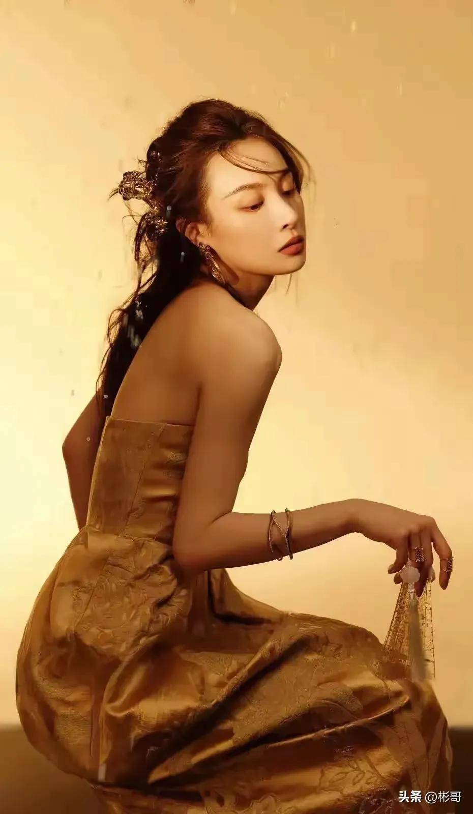 隆妮身材魅力与心灵之旅的双重展现