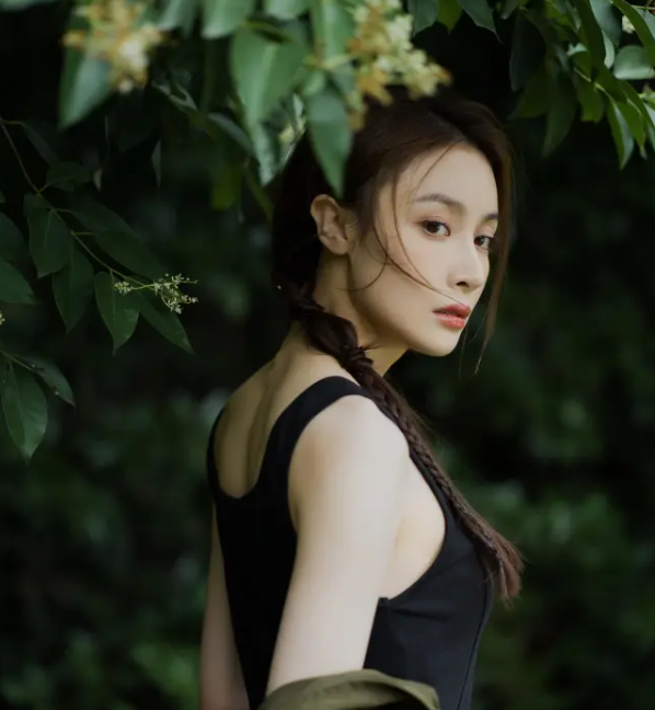 隆妮身材魅力与心灵之旅的双重展现