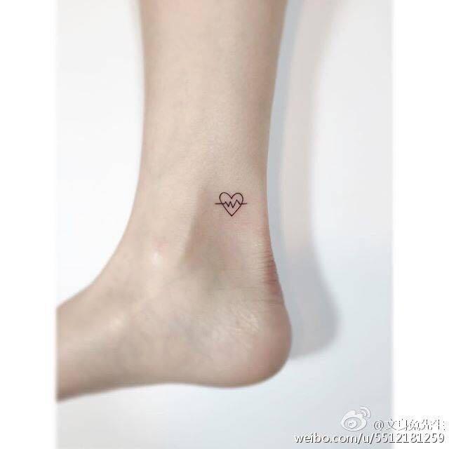 女生最新大腿纹身图案推荐,与大自然美景对话的旅行时尚之选