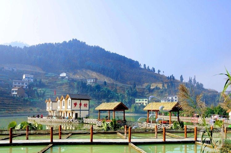 关坝镇凉风美景图——秘境之旅的人间仙境体验