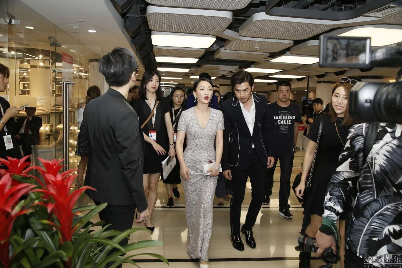 明星到访,影响与争议热议不断