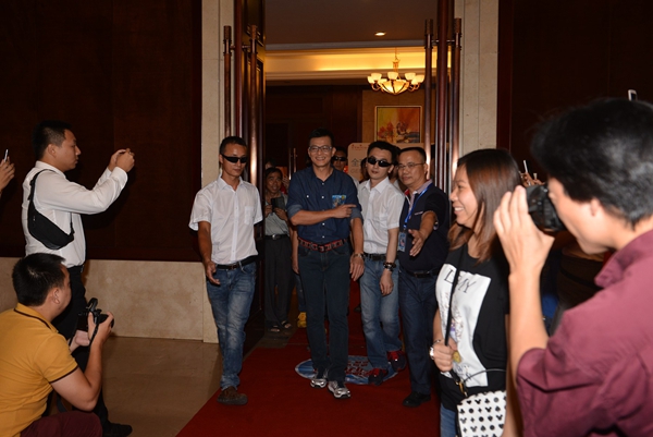 明星到访,影响与争议热议不断