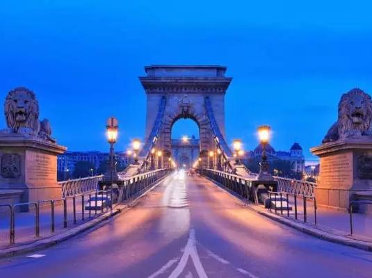 匈牙利小巷中的色彩小店,意外发现的惊喜