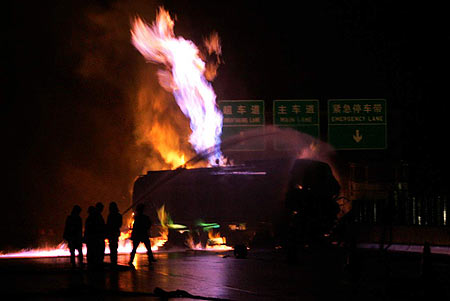 京珠高速车祸爆炸现场,安全与警惕并存的警示!