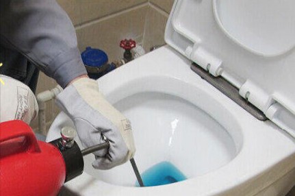 最新款马桶疏通器，家庭小英雄与友情力量的展现