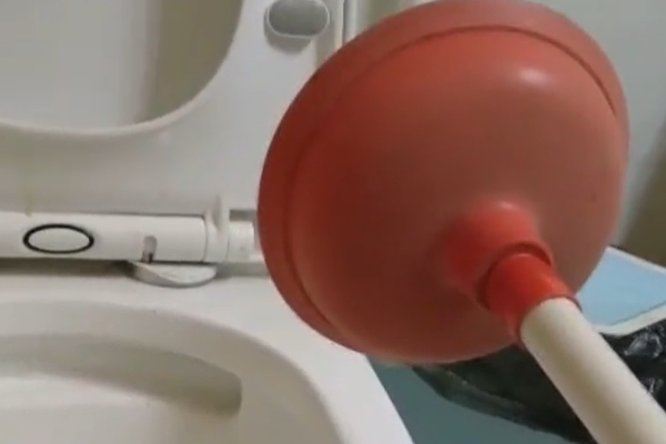 最新款马桶疏通器,家庭小英雄与友情力量的展现