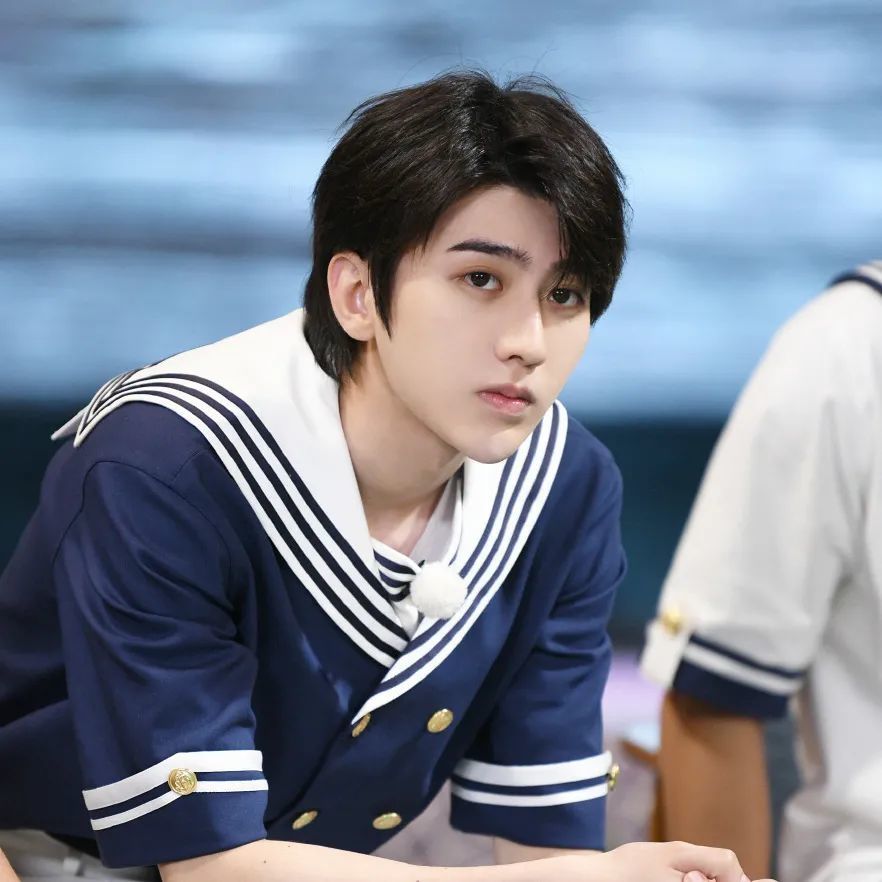 徐彰彬最新回归造型，时尚与传统的碰撞与融合？