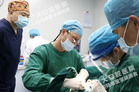 最新种牙技术重塑微笑,友谊更牢固