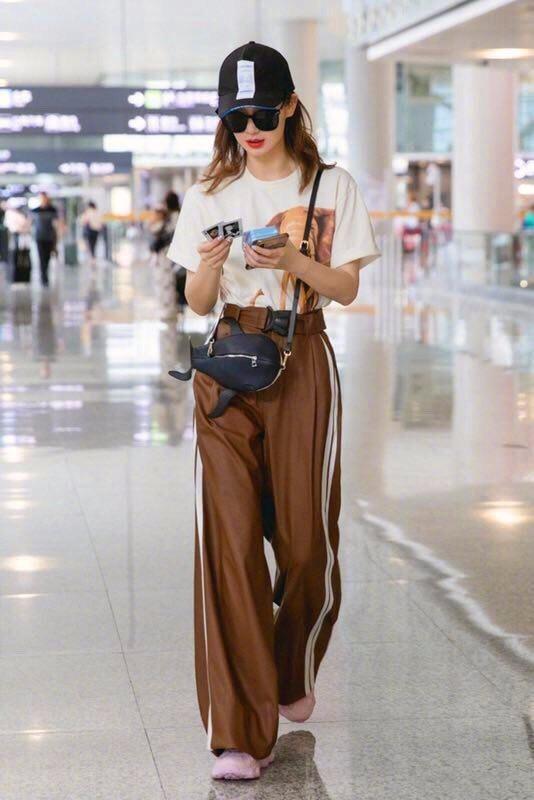 戚薇机场街拍，科技潮流先锋体验