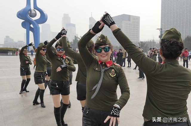 最新广场舞火辣辣的爱,舞动人生,释放自信与成就感的激情交响曲