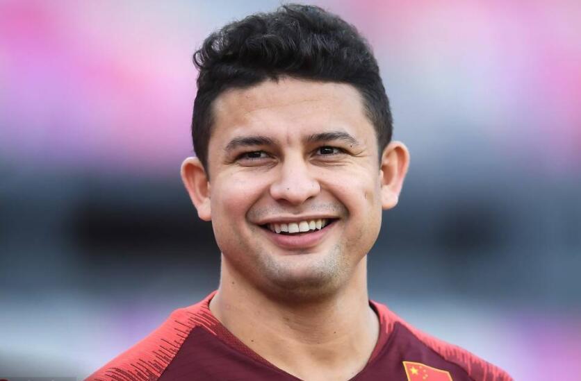 恒大教练组新篇章，团队友情、日常与家的温馨氛围