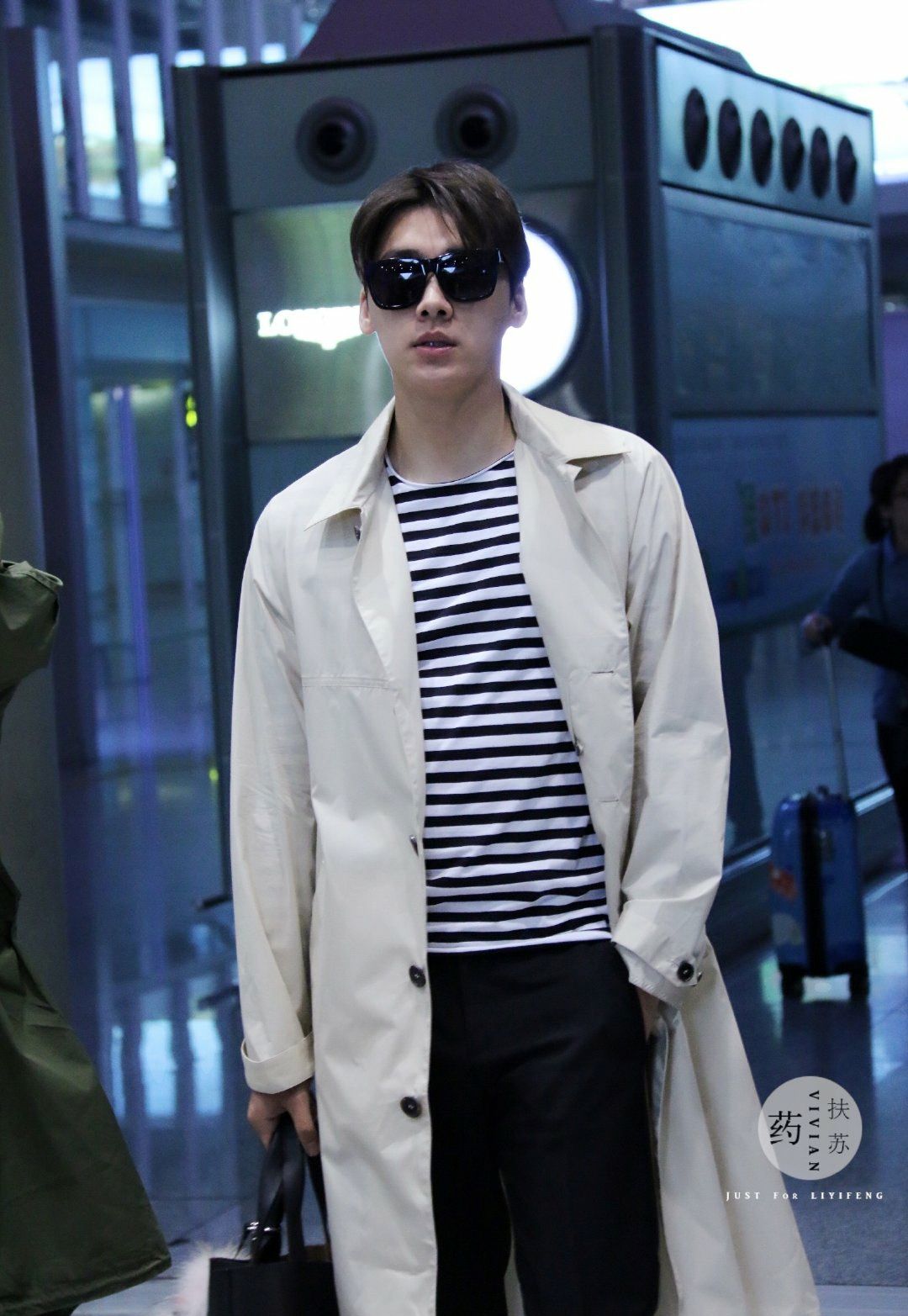 李易峰最新机场照，科技潮流的新标杆，展现前沿科技魅力