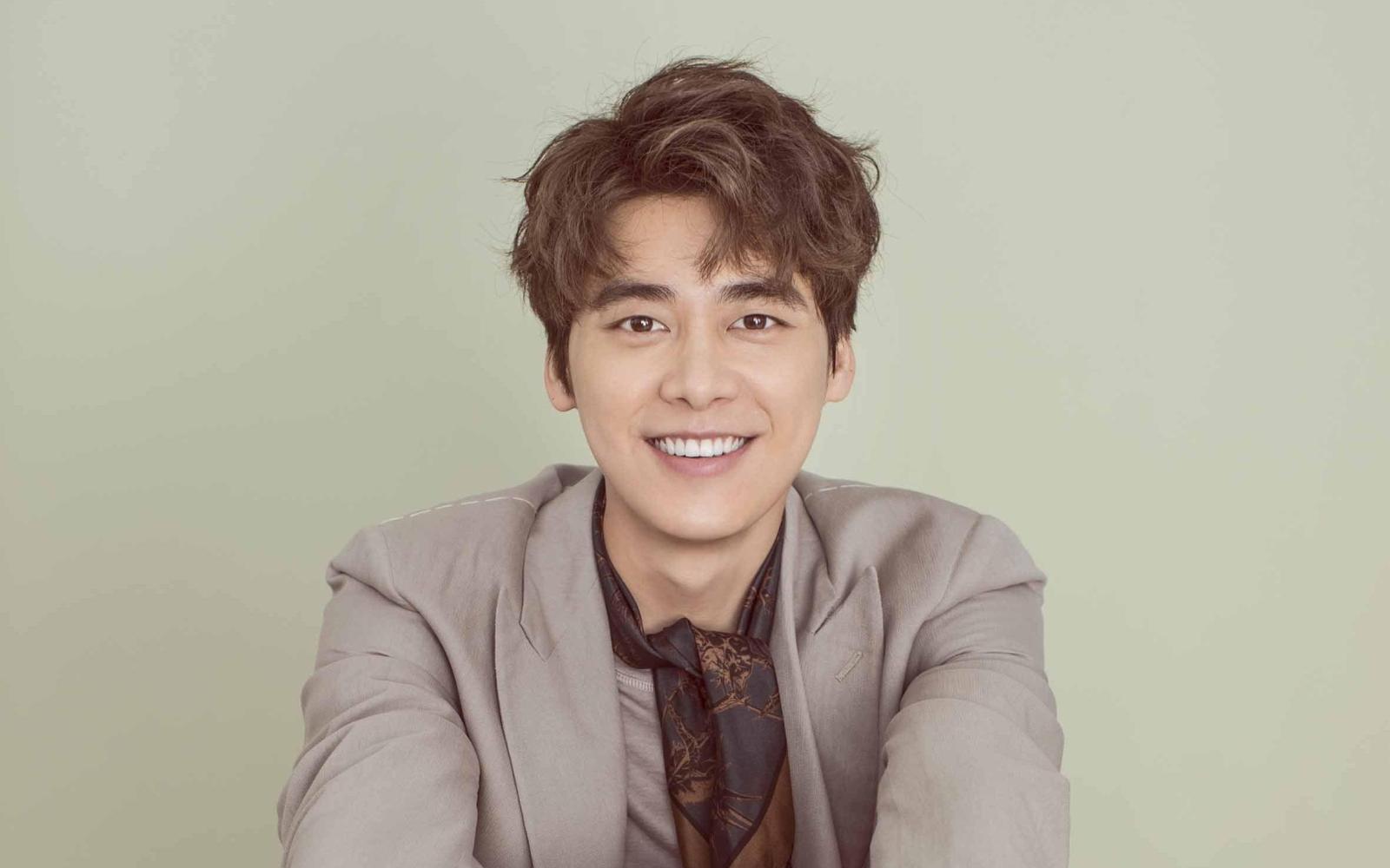 李易峰最新机场照,科技潮流的新标杆,展现前沿科技魅力