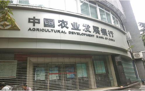 中国今年新发展与小城温馨故事同步前行